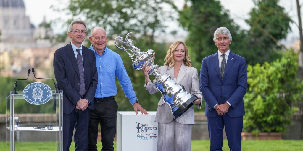 May 26, 2025. Louis Vuitton 38 America’s Cup. Italian Prime Minister Welcome Function, Rome. Gaetano Manfredi, Mayor of Naples, Grant Dalton, CEO The Defender Emirates Team New Zealand and America’s Cup Event, Giorgia Meloni, Italian Prime Minister and Andrea Abodi, Minister for Sport & Youth with the America’s Cup trophy.